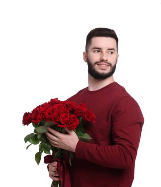 Beyaz arka planda kırmızı gül buketi olan mutlu adam.