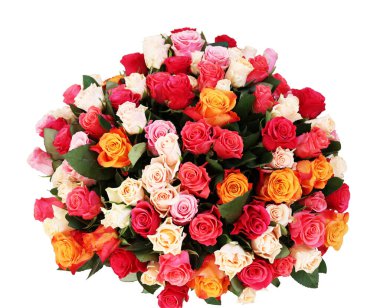 Beyaz masa üzerinde güzel güllerle dolu bir buket, manzaralı. Metin için boşluk