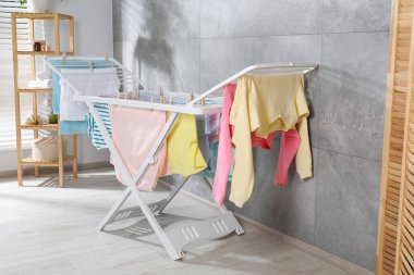 Evde temiz çamaşırlarla kuru askı.