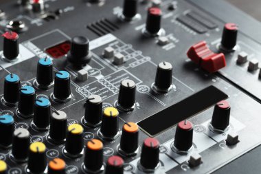 Profesyonel karıştırma konsolu, yakın plan. Radyo stüdyo ekipmanı