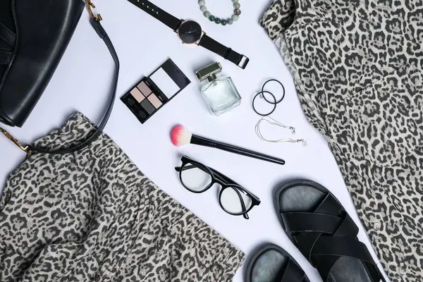 Şık kadın kıyafetleri ve beyaz arka planda farklı aksesuarlar.