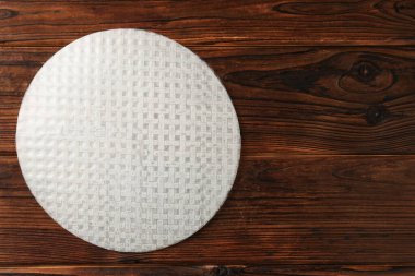 Ahşap masa üzerinde yenilebilir kağıt çarşaf yığını, üst manzara. Metin için boşluk