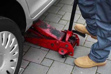 Otomatik mekanik makaslı araba kaldırma açık havada, yakın çekim