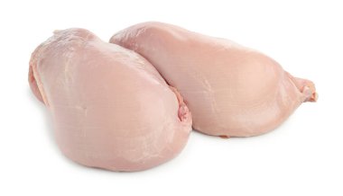 İki çiğ hindi göğsü beyaza izole edilmiş.