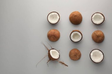 Gri arka planda taze hindistan cevizleri, düz bir zemin. Metin için boşluk