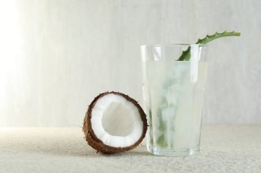 Beyaz desenli masada hindistan cevizi ve aloe ile ferahlatıcı içecek. Metin için boşluk