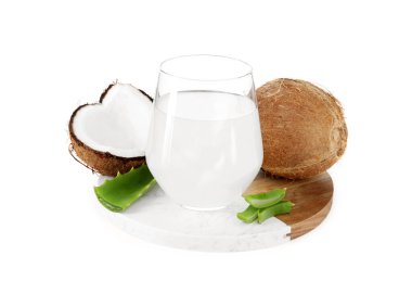 Beyaz üzerine izole edilmiş hindistan cevizi ve aloe ile ferahlatıcı içecek