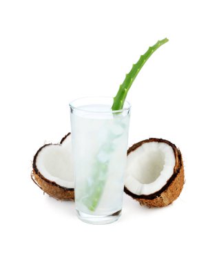 Beyaz üzerine izole edilmiş hindistan cevizi ve aloe ile ferahlatıcı içecek