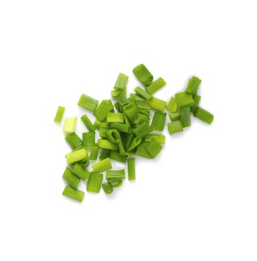 Taze doğranmış taze soğan yığını, beyaz manzarada izole edilmiş.