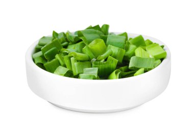 Taze doğranmış yeşil soğan beyaz kasede izole edilmiş.