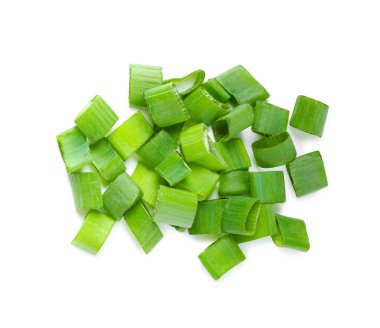 Taze doğranmış taze soğan yığını, beyaz manzarada izole edilmiş.