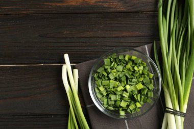 Taze yeşil soğanları ahşap masada düz bir şekilde doğradım. Metin için boşluk