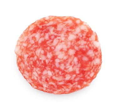 Beyaz arka planda bir dilim tütsülenmiş sosis.