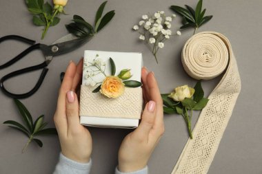 Çiçek kutusu, çiçek, makas ve kurdeleli gri arka plan, üst manzara