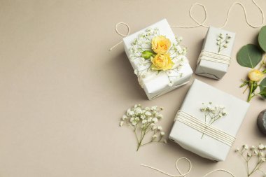 Çiçekçi. Kutular, çiçekler ve açık gri arka planda yapraklar, düz bir zemin. Metin için boşluk