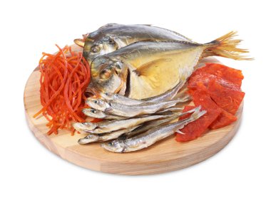 Birçok farklı kurutulmuş balık aperatifleri beyaz üzerine izole edilmiş.