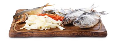 Birçok farklı kurutulmuş balık aperatifleri beyaz üzerine izole edilmiş.