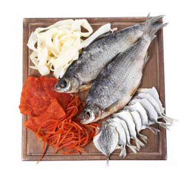 Birçok farklı kurutulmuş balık aperatifleri beyaz, üst görünümde izole