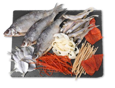 Birçok farklı kurutulmuş balık aperatifleri beyaz, üst görünümde izole