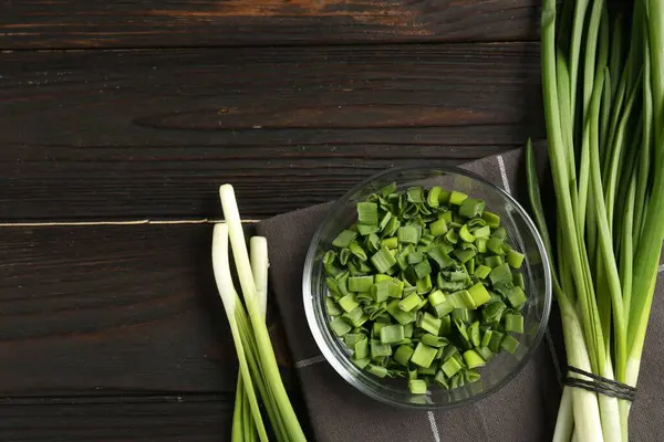 Taze yeşil soğanları ahşap masada düz bir şekilde doğradım. Metin için boşluk