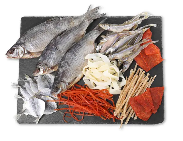 Birçok farklı kurutulmuş balık aperatifleri beyaz, üst görünümde izole