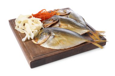 Birçok farklı kurutulmuş balık aperatifleri beyaz üzerine izole edilmiş.