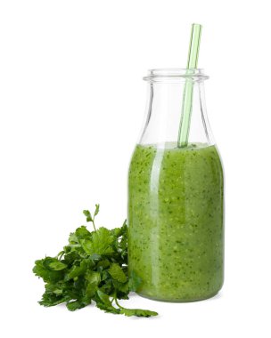 Sağlıklı maydanozlu smoothie, saman içiyor ve beyaz üzerinde izole halde bırakıyor.