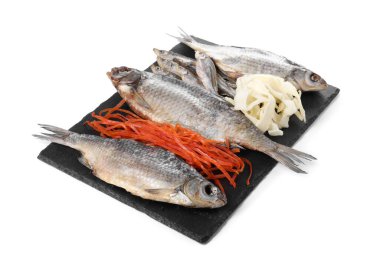 Birçok farklı kurutulmuş balık aperatifleri beyaz üzerine izole edilmiş.