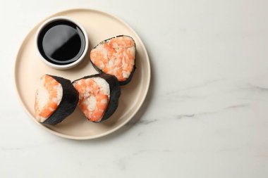 Lezzetli onigiri (Japon pirinç topları) karides ve soya soslu beyaz mermer masa, üst manzara. Metin için boşluk