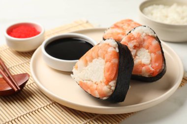 Lezzetli onigiri (Japon pirinç topları) karideslerle servis edilir, yakın plan.