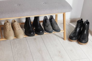 Farklı şık ayakkabılarla içeride dikil. Metin için boşluk