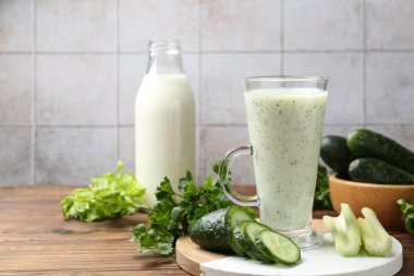 Sağlıklı maydanoz içeceği, yapraklar, kereviz ve salatalık ahşap masada, yakın plan. Metin için boşluk