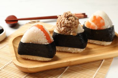 Lezzetli onigiri (Japon pirinç topları) beyaz masada servis edilir.