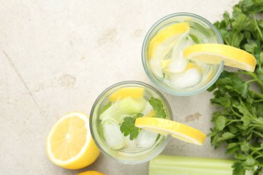 Maydanozlu, limonlu ve kerevizli sağlıklı bir içecek. Metin için boşluk