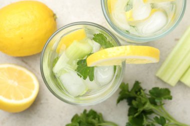 Maydanozlu, limonlu ve kerevizli sağlıklı bir içecek.