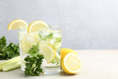 Maydanozlu sağlıklı içecek, açık gri masada limon ve kereviz, metin için yer