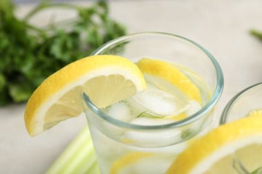 Limonlu ve maydanozlu sağlıklı bir içecek.