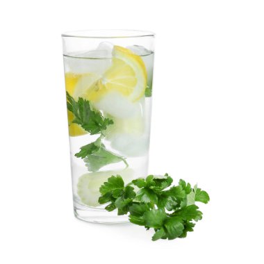 Beyaz arka planda maydanozlu, limonlu ve kerevizli sağlıklı içecek