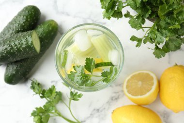 Maydanozlu, salatalıklı ve limonlu sağlıklı bir içecek.