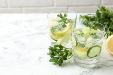 Maydanozlu, salatalıklı, limonlu ve kerevizli sağlıklı bir içecek. Metin için boşluk