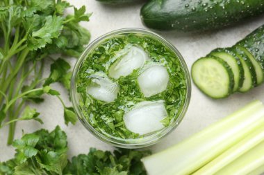 Maydanozlu, salatalıklı ve kerevizli sağlıklı bir içecek.