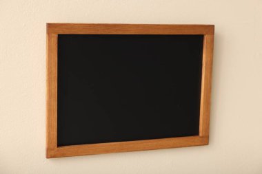 Bej duvarda boş bir karatahta