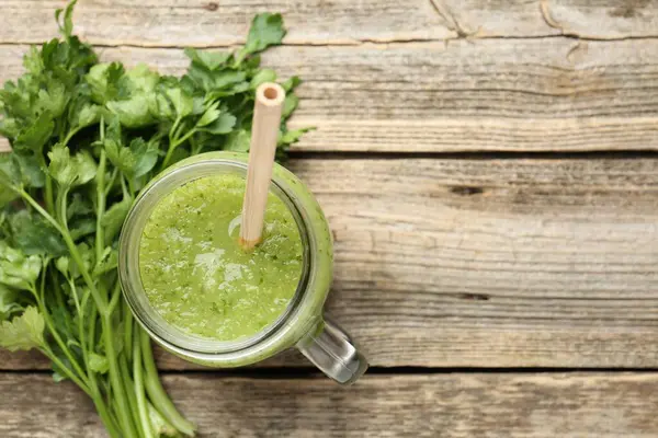 Mason kavanozunda maydanoz karışımı ve ahşap masada yapraklar. Metin için boşluk