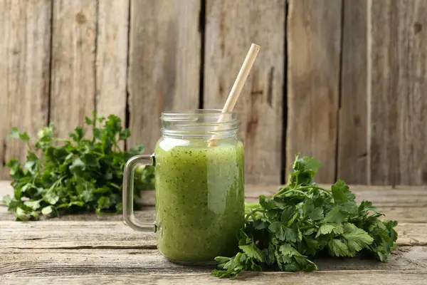 Mason kavanozunda maydanoz karışımı ve ahşap masada yapraklar. Yakın plan.