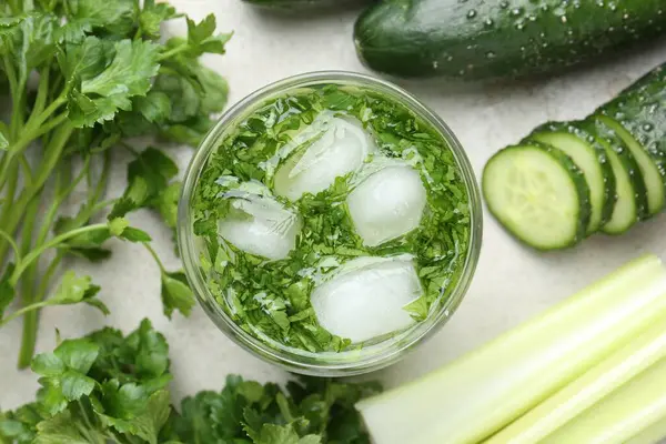 Maydanozlu, salatalıklı ve kerevizli sağlıklı bir içecek.