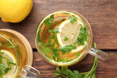 Tahta masaya limon dilimleri konmuş sağlıklı maydanoz çayı. Detoks içeceği