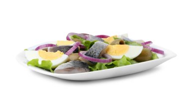 Ringa balıklı lezzetli salata, yumurta ve sebzeler beyaz arka planda.