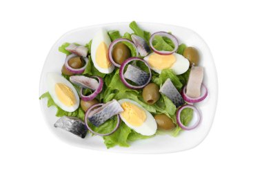 Ringa balıklı lezzetli salata, beyaz arka planda yumurta ve sebzeler, üst manzara.