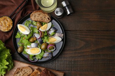 Ringa balıklı, yumurtalı, hardallı ve sebzeli nefis salata. Metin için boşluk