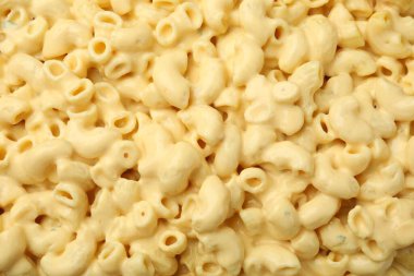 Arka planda peynir soslu lezzetli makarna, üst manzara.